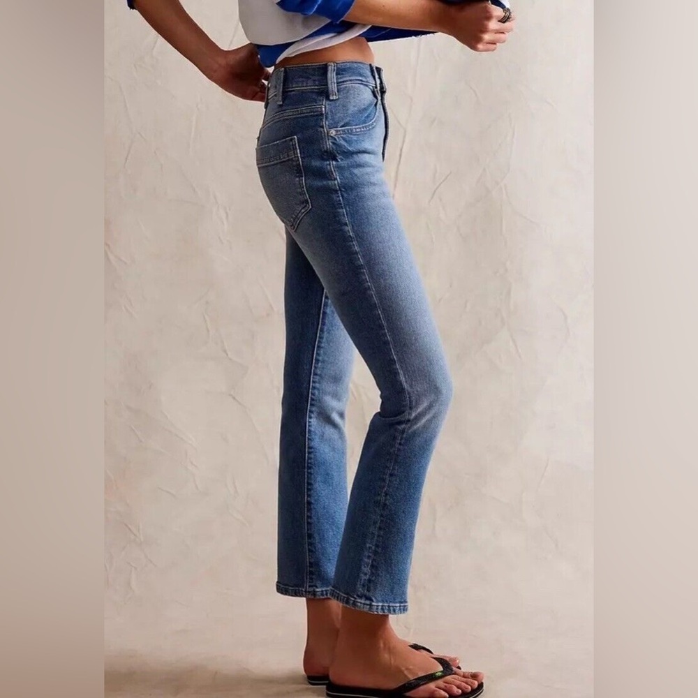 Free People Mid-Rise Cropped Straight Jeans in Blue Wash